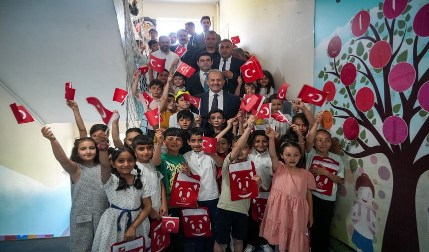 Vali İbrahim Taşyapan Karne Dağıtım Töreninde Öğrencilerle Buluştu