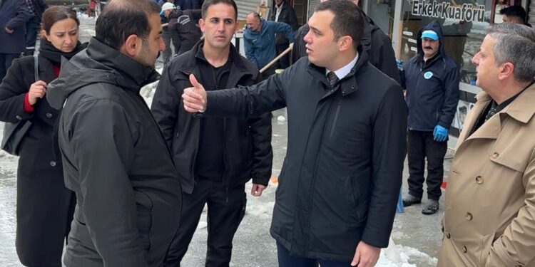 Hakkari’de Karla Mücadele Seferberliği: Ekipler Sahada