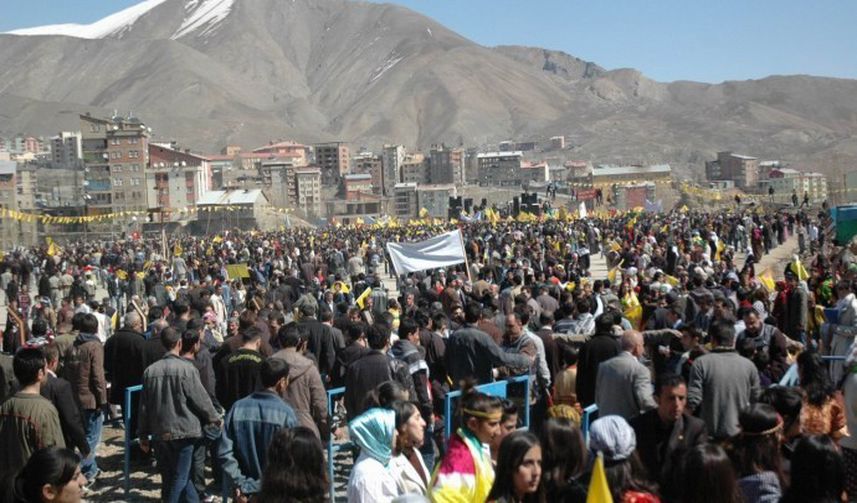 Hakkari'de Newroz Coşkusu: Renkli Görüntüler ve Mesajlar Dikkat Çekti