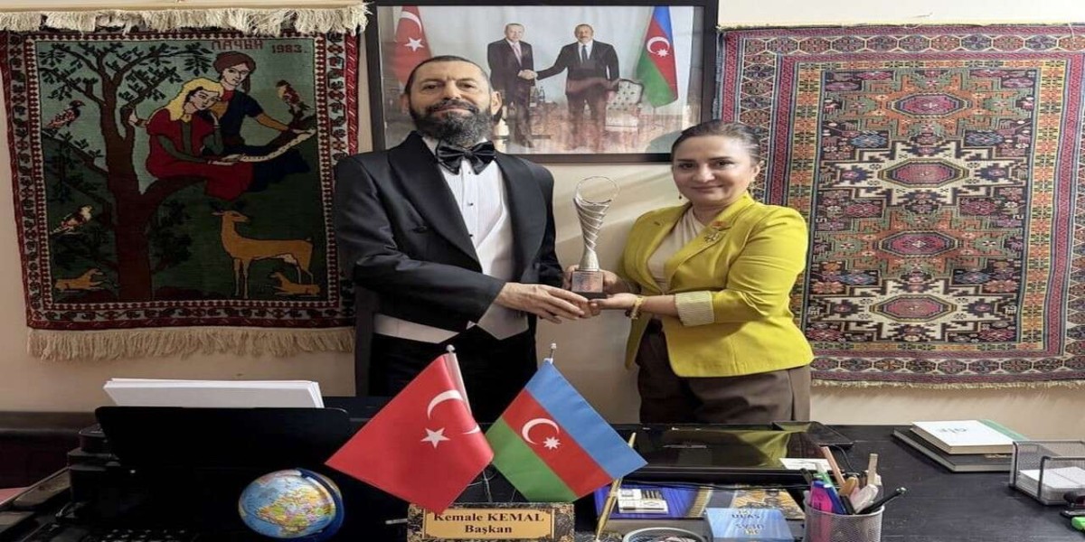 Akif Manaf’a “Barış Sanatı Ödülü” Verildi