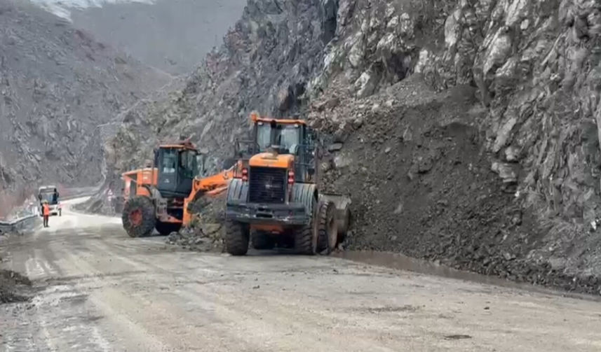 Yüksekova-Hakkâri Yolunda Heyelan Sonrası Ulaşım Yeniden Başladı