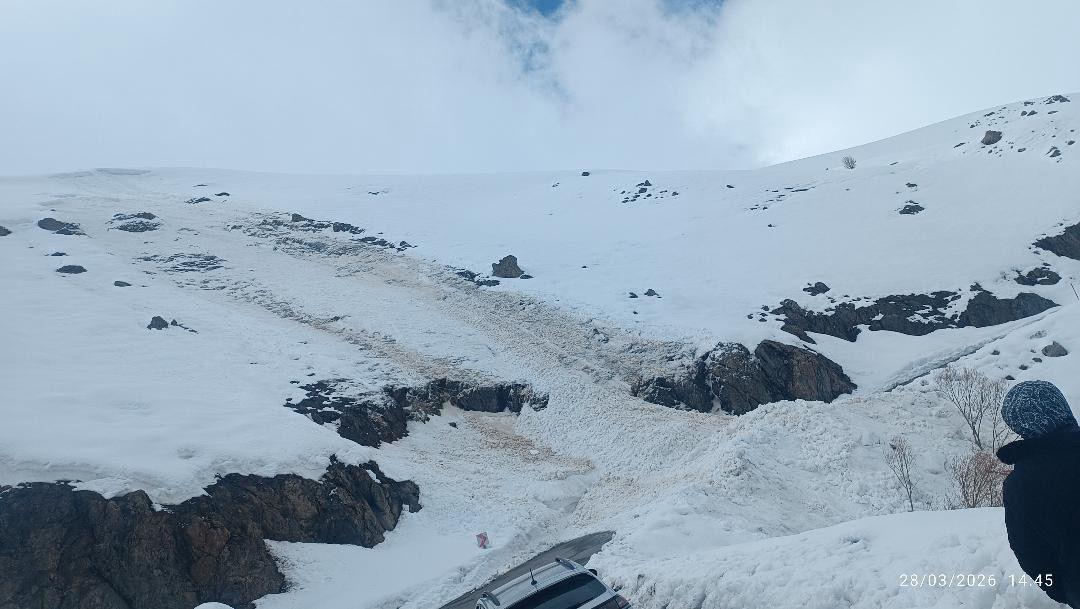 Hakkâri Kayak Merkezi Yoluna Çığ Düştü: Ulaşım Durdu
