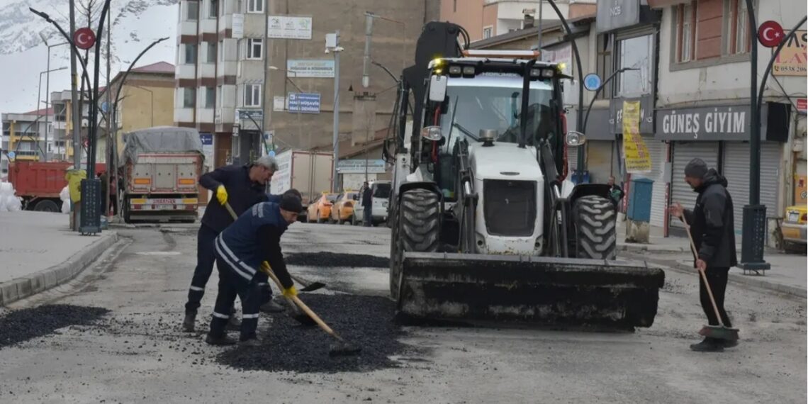 Hakkari’de Yol Seferberliği: Kışın Tahrip Ettiği Yollar Yenileniyor