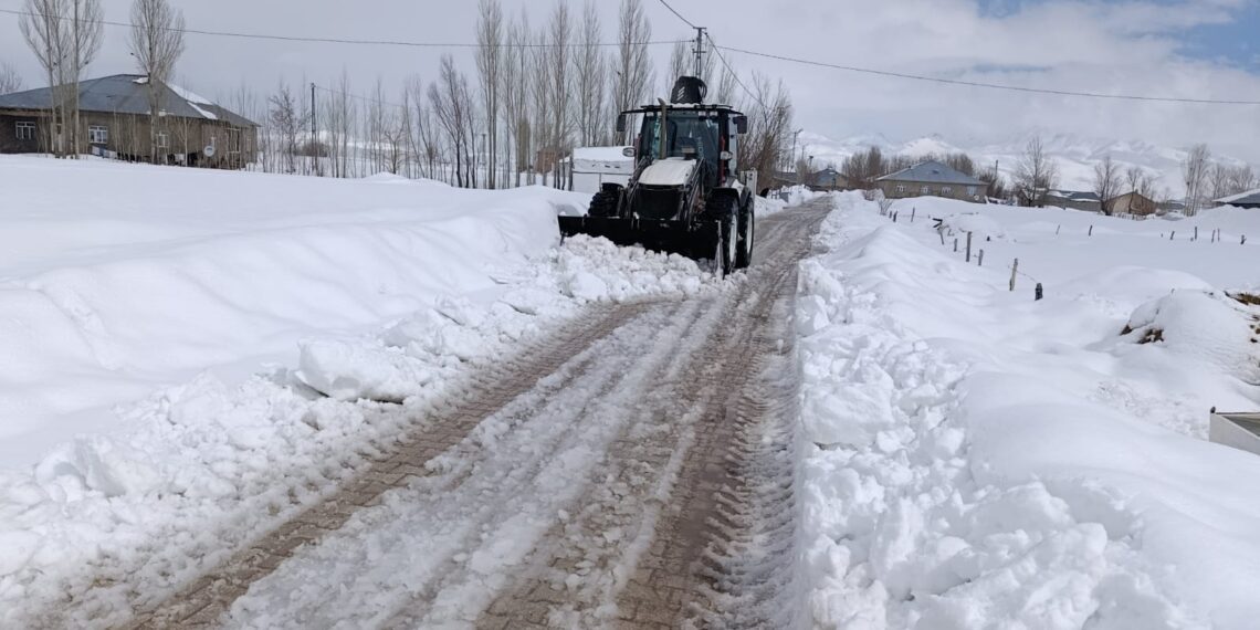 Hakkari’de Kar Yağışı Hayatı Olumsuz Etkiledi: 74 Yerleşim Yerinin Yolu Kapandı