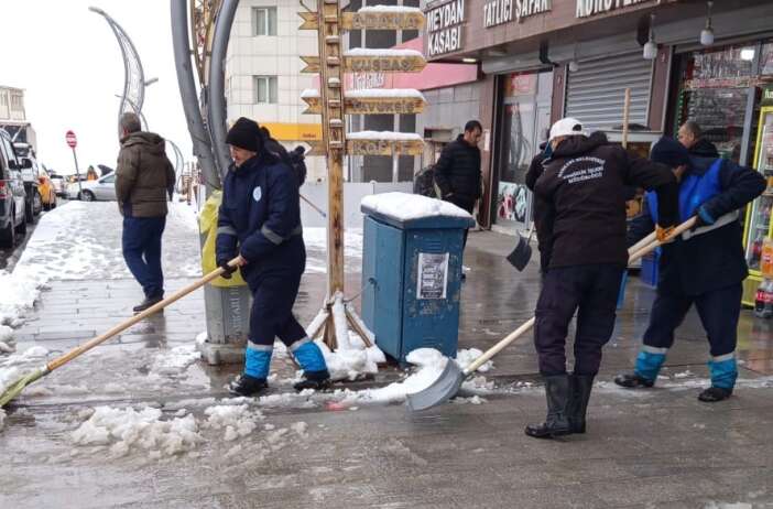 Hakkari’de Kürekli Kar Timleri Sahada: Kaldırımlar Temizleniyor