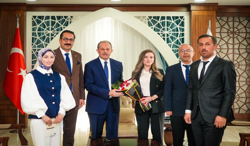 Hakkari'de Kütüphane Haftası’nda Anlamlı Ziyaret