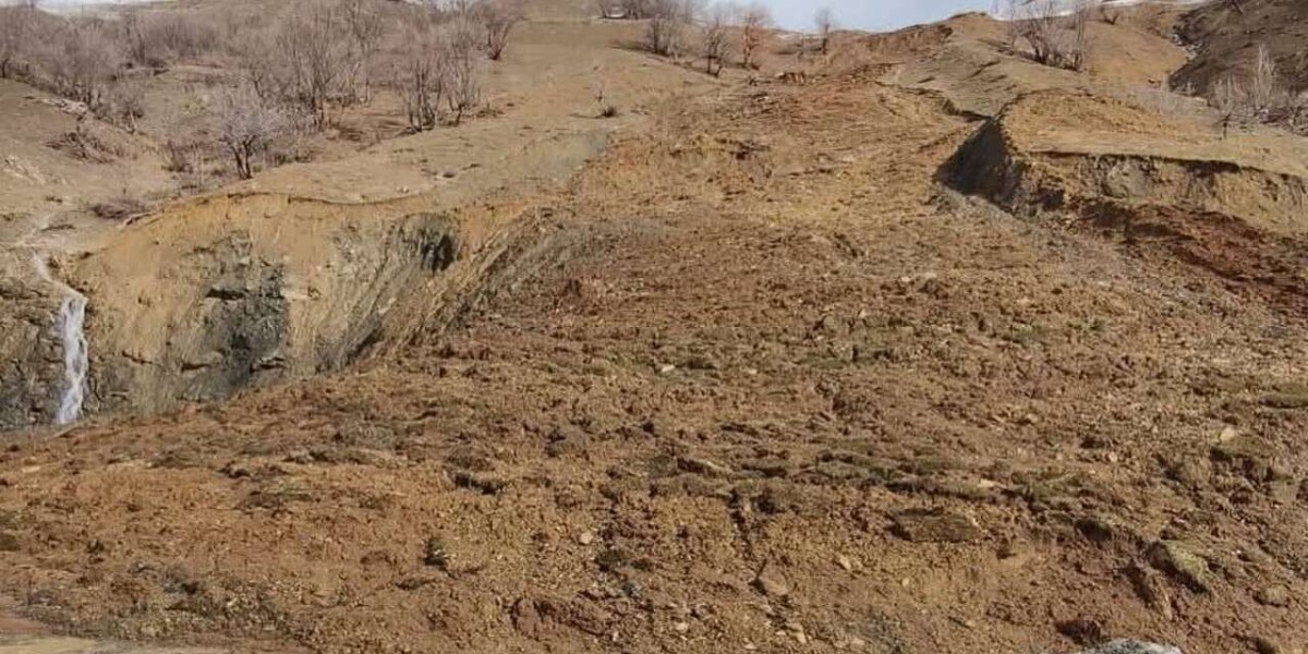 Durankaya’da Heyelan Uyarısı: Halı Saha Girişinde Toprak Birikintisi Oluştu