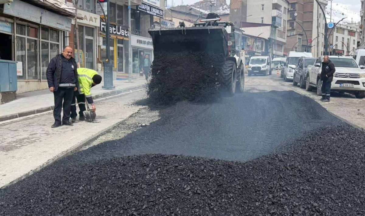 Hakkari’de Bozulan Yollar Onarılıyor: Asfalt Yama Çalışmaları Sürüyor