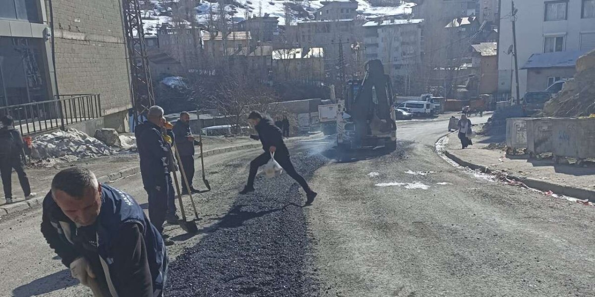 Hakkari’de Yol Seferberliği: Bozulan Yollar Onarılıyor