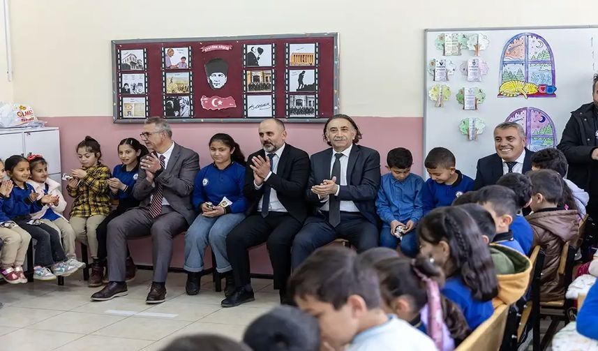 Rektör Gençcelep’ten Köy Okuluna Ziyaret: Öğrencilere Kitap Hediyesi