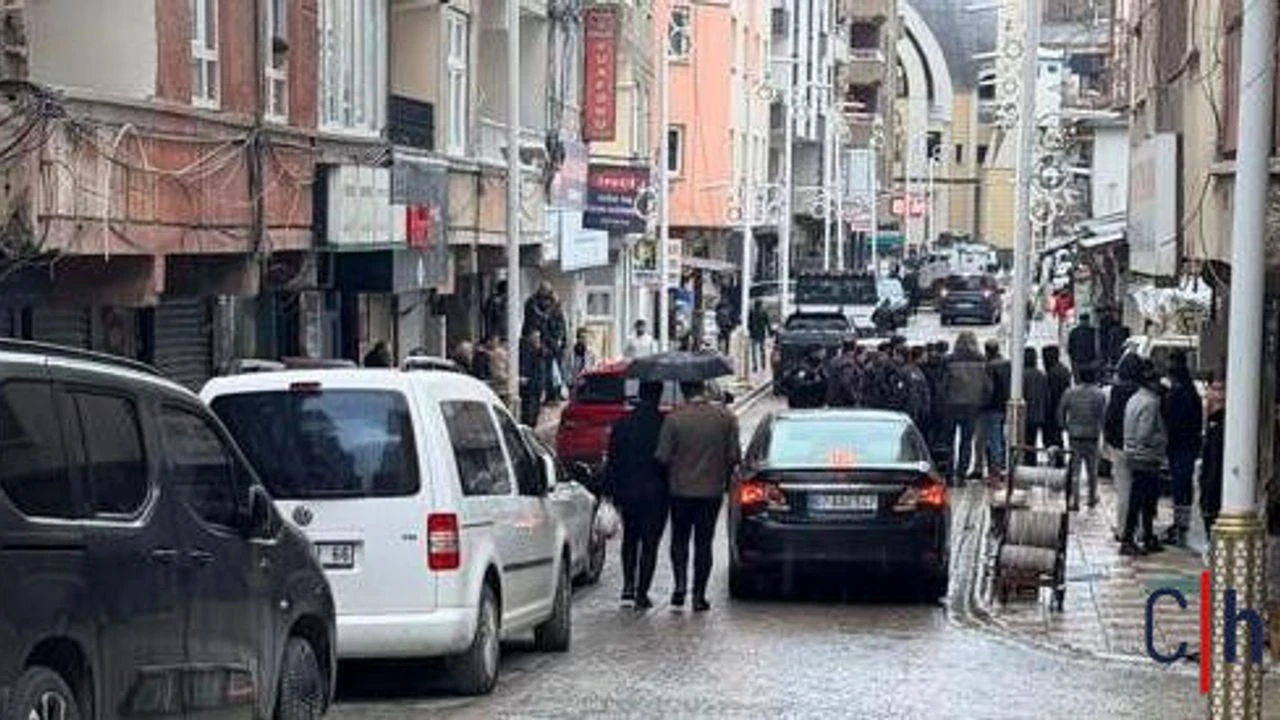 Hakkari’de Polis ile Esnaf Arasında Gerginlik: Valiliğe Yürüyüş Yapıldı