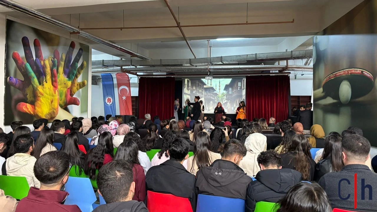 Hakkari Üniversitesi’nde Tiyatro Coşkusu: Öğrencilerden Beğeni Toplayan Performans
