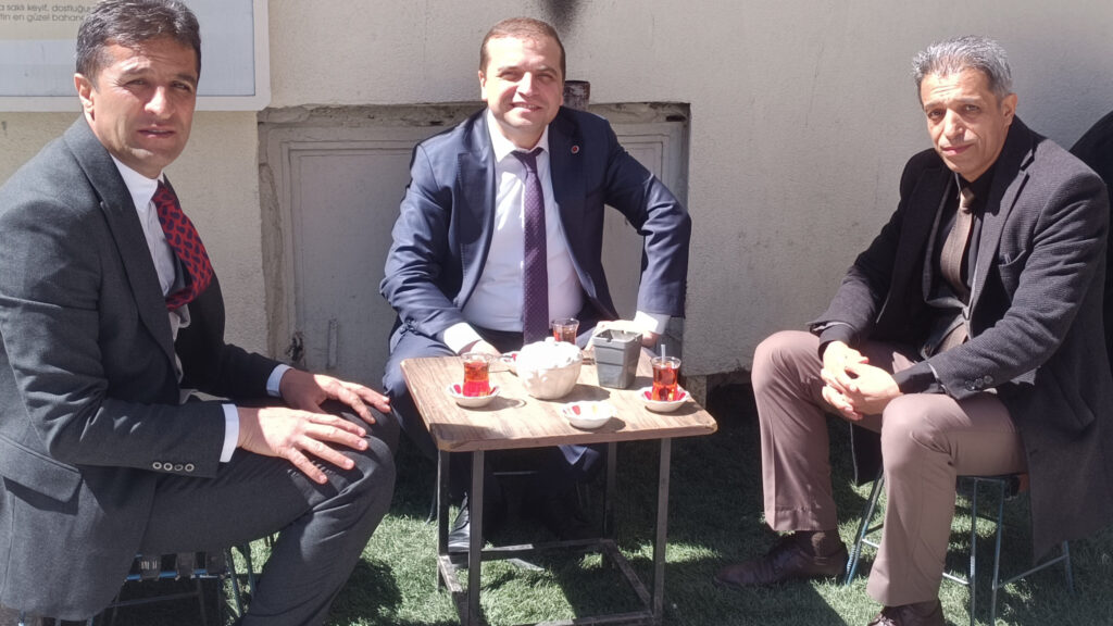 Hakkâri’de Samimi Buluşma: Başsavcı Hazinedaroğlu Vatandaşlarla Çay İçti