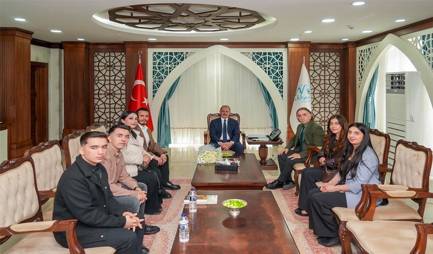 Hakkari Üniversitesi’nden Vali Taşyapan’a Ziyaret: “Dijital Mola” Projesi Tanıtıldı