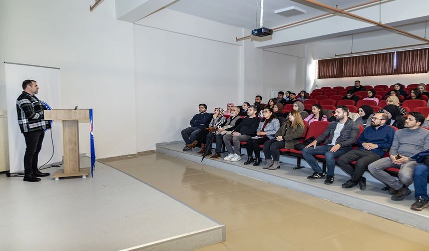 Hakkari Üniversitesi’nde TÜBİTAK 2209-A Eğitimi: Öğrencilere Proje Desteği Anlatıldı