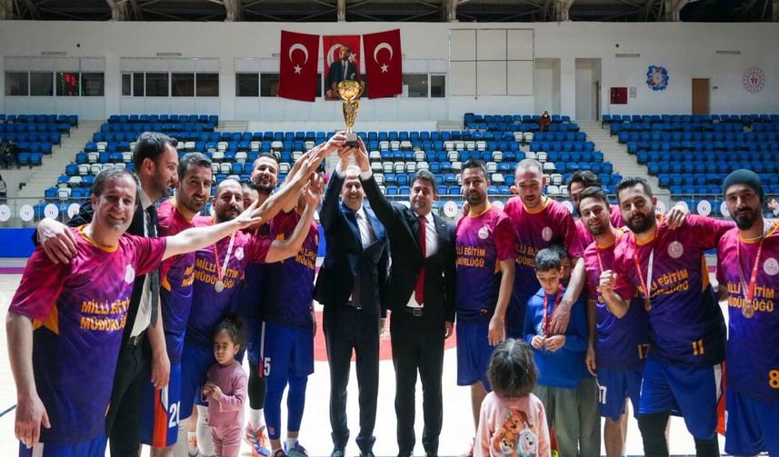 Hakkâri’de Basketbol Turnuvası Finalle Tamamlandı