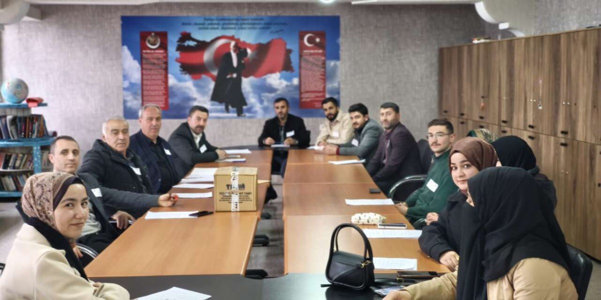 Hakkari’de Umre Ödüllü Gençlik Bilgi Yarışması Yoğun Katılımla Gerçekleştirildi
