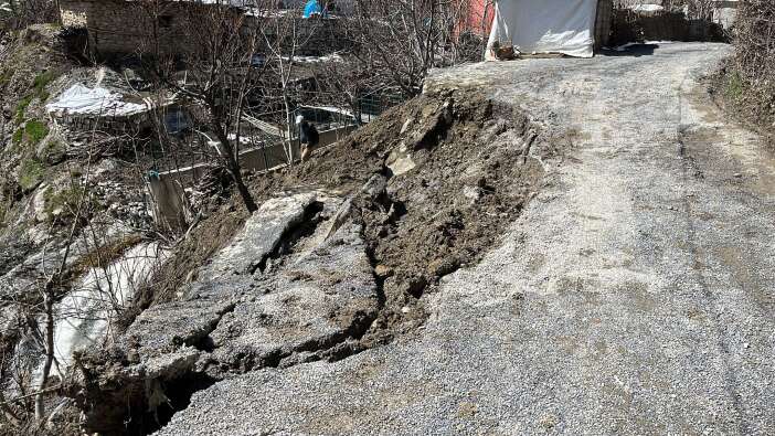 Hakkari’de Heyelan Sonrası Çöken Yol Onarıldı