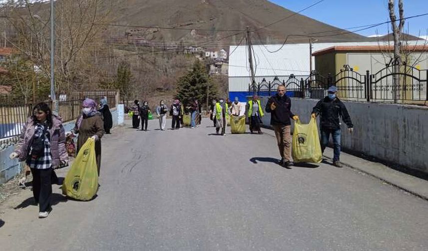 Hakkari Belediyesin'den 15 Mahallede Temizlik Seferberliği