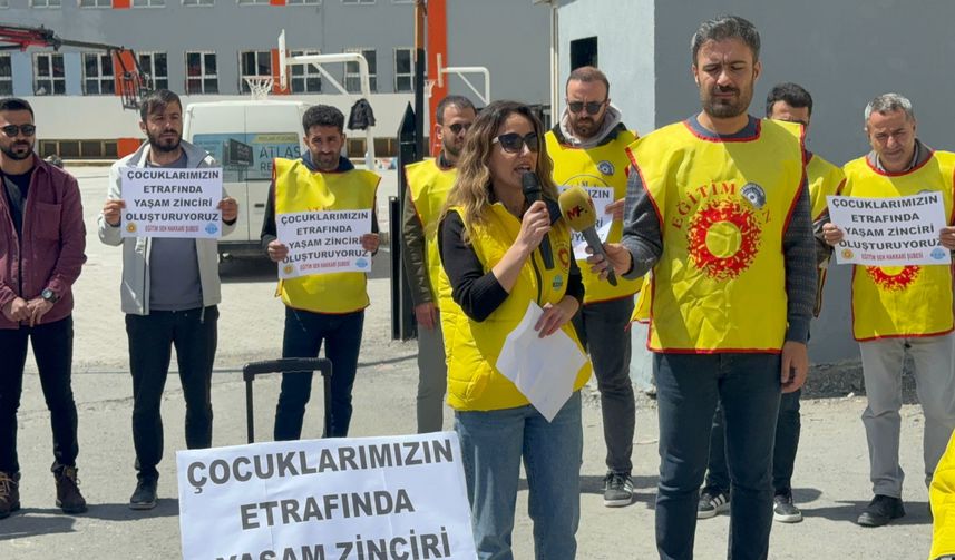 Hakkâri’de Eğitimcilerden Okul Saldırılarına Tepki: İnsan Zinciri ve Oturma Eylemi
