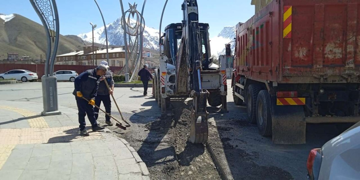 Hakkari’de Yol Bakım ve Onarım Çalışmaları Sürüyor