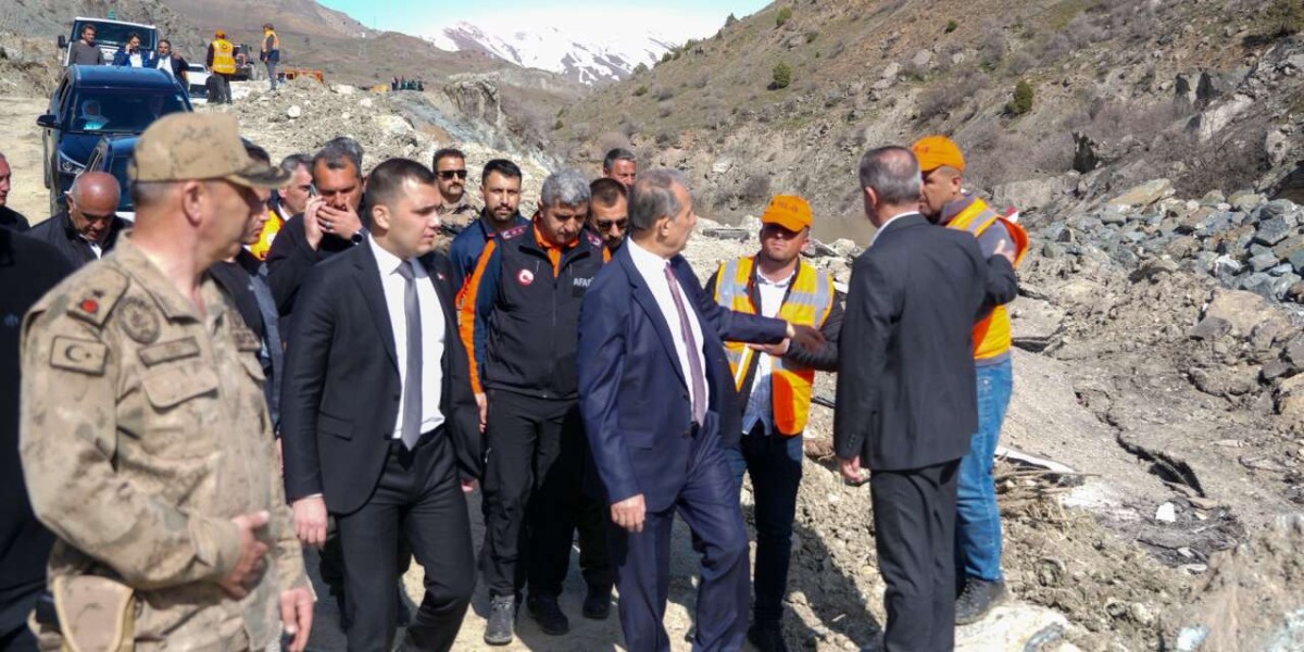 Hakkâri–Van Karayolu’nda Heyelan Sonrası İnceleme: Vali Taşyapan’dan Uyarı