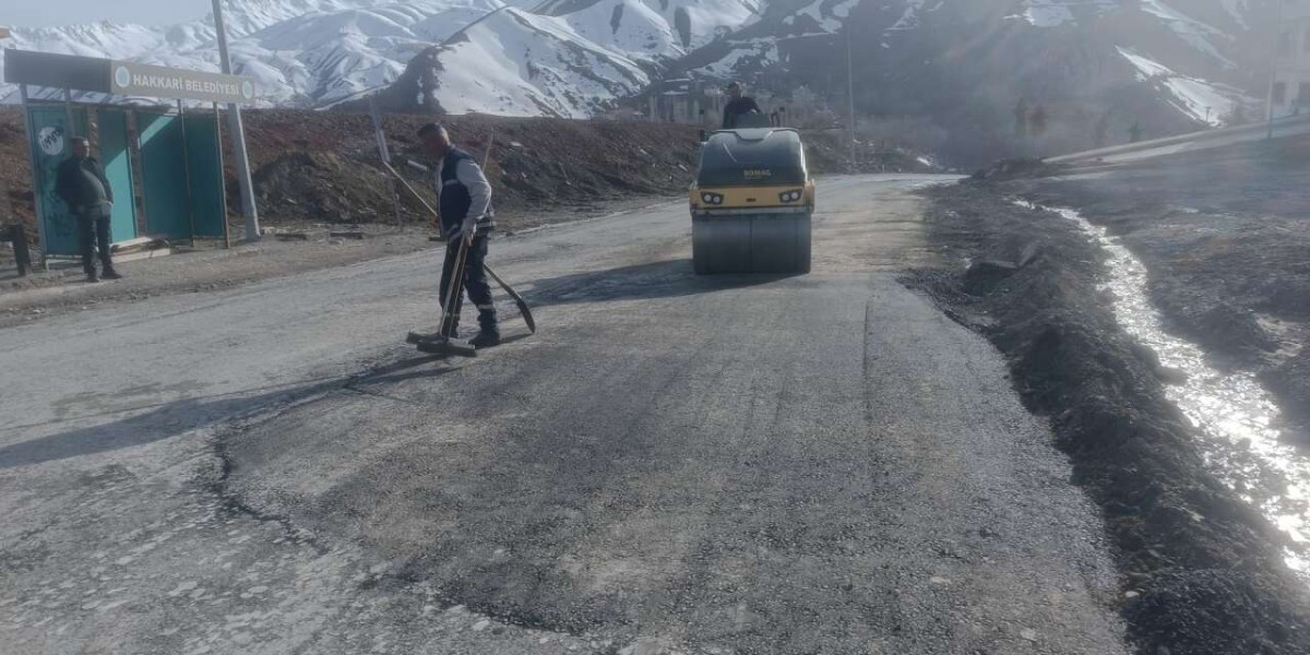 Hakkari’de Yol Onarım Seferberliği: Belediye Ekipleri Hafta Sonu da Sahada