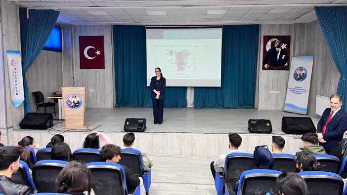 Hakkari HAGİKADER’den gençlere “Sınav Stresi ve Motivasyon” semineri