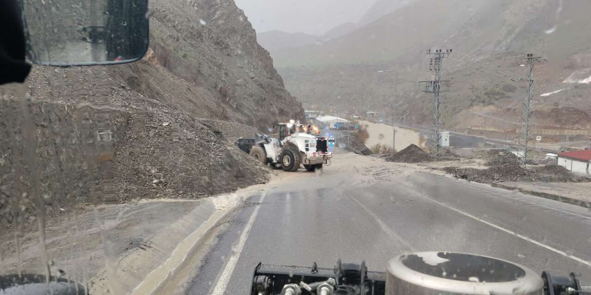Hakkari-Van Karayolu Üzerindeki Depin Yolu Yeniden Ulaşıma Açıldı