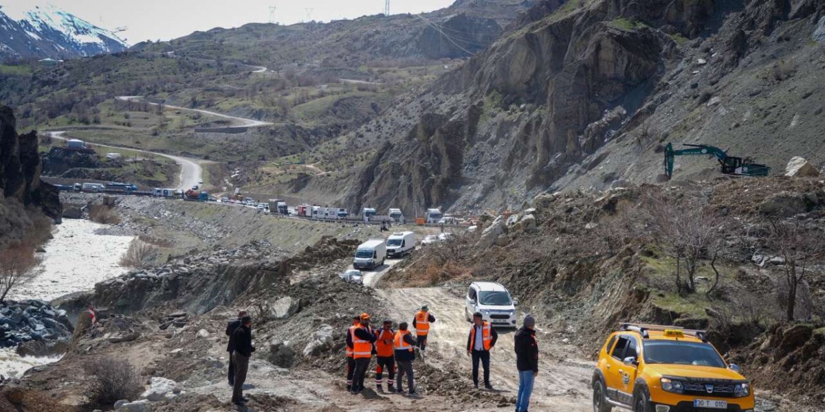 Hakkari-Van Devlet Yolu Akçalı Mevkiinde Heyelan Nedeniyle Geçici Olarak Kapatıldı