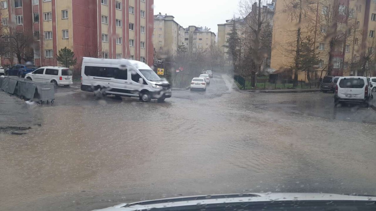 Hakkari’de Şiddetli Sağanak Yağışlar Yaşamı Olumsuz Etkiliyor
