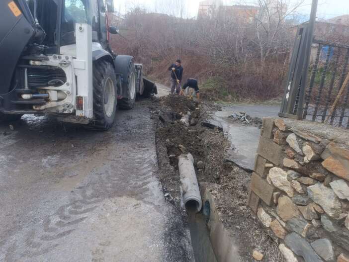 Hakkari’de Sağanak Sonrası Seferberlik: Tıkanan Kanallar Açıldı