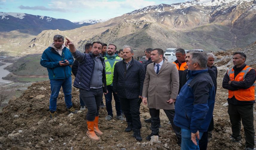 Hakkâri’de Heyelan Alarmı: Karayolu Ulaşıma Kapatıldı