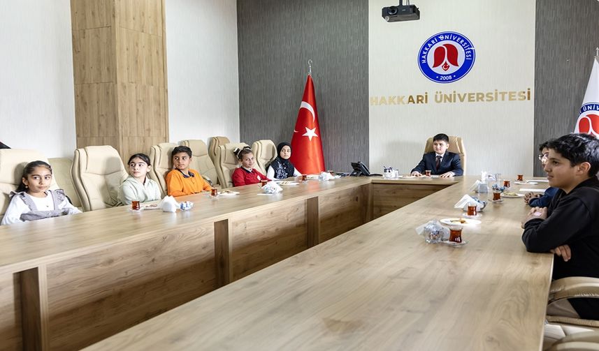 Hakkari Üniversitesi’nde “Çocuk Senatosu”: Yönetim Koltukları Miniklere Emanet