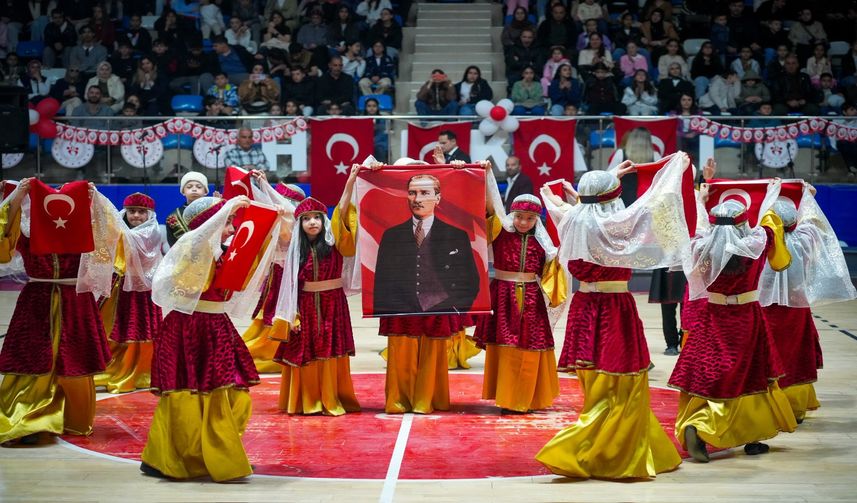 Hakkâri’de 23 Nisan Coşkusu: Vali Taşyapan Kutlama Programına Katıldı