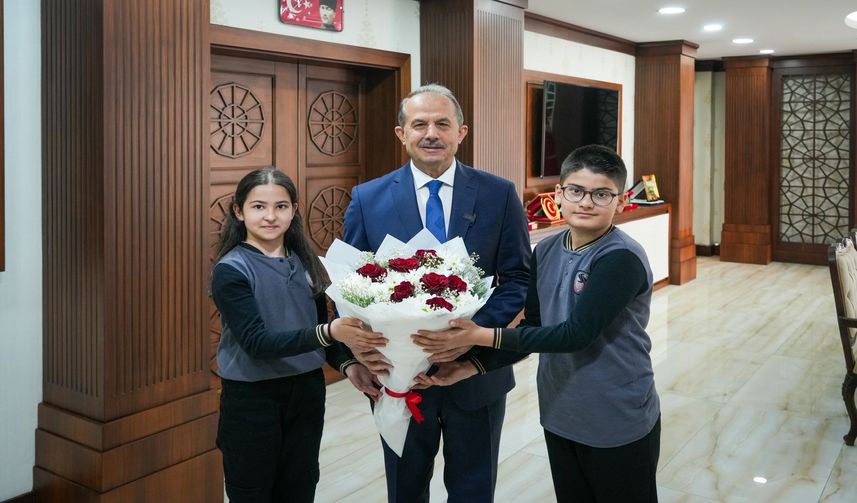 Hakkâri’de 23 Nisan Geleneği: Vali Taşyapan Koltuğunu Çocuklara Devretti