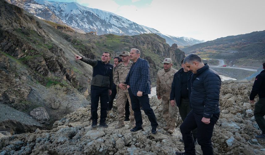 Hakkâri–Van Karayolunda Heyelan İncelemesi: Vali Taşyapan Sahada