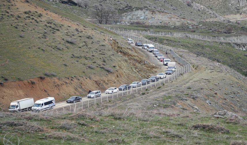 Hakkâri–Van Karayolu’nda Ulaşım Mücadelesi: Kontrollü Geçişler Yeniden Başladı