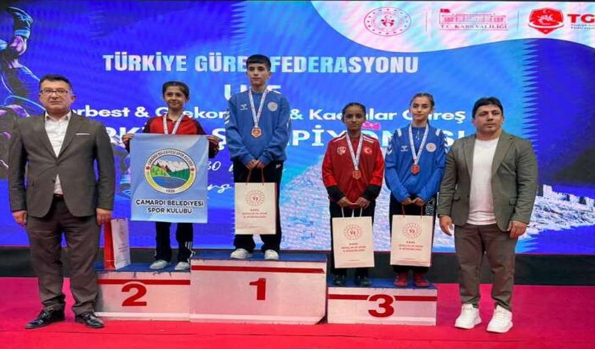 Kars’ta Hakkâri Rüzgarı: Genç Güreşçiler Türkiye Üçüncüsü Oldu!