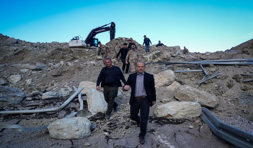 Akçalı’da Kesintisiz Mesai: Hakkari-Van Yolunda Panel Köprü İçin Geri Sayım Başladı