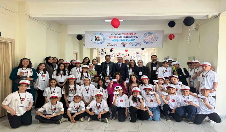 Şehit Çetin Deniz Ortaokulu’nda Bilim Rüzgarı: TÜBİTAK 4006 Fuarı Kapılarını Açtı