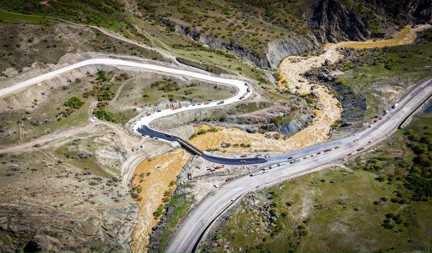 Hakkâri’de Ulaşım Seferberliği: Akçalı Mevkiinde Panel Köprü Hizmete Girdi