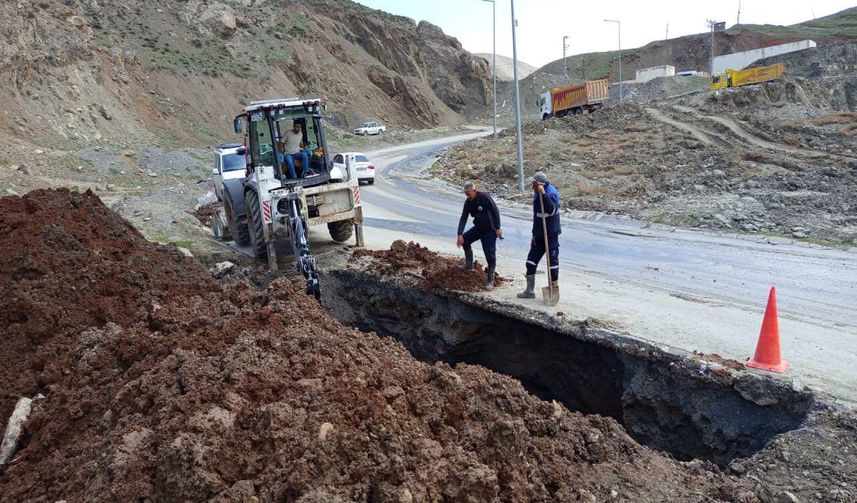 Hakkari'de Su Mesaisi: Toprak Kayması Nedeniyle Oluşan Arızalar Gideriliyor