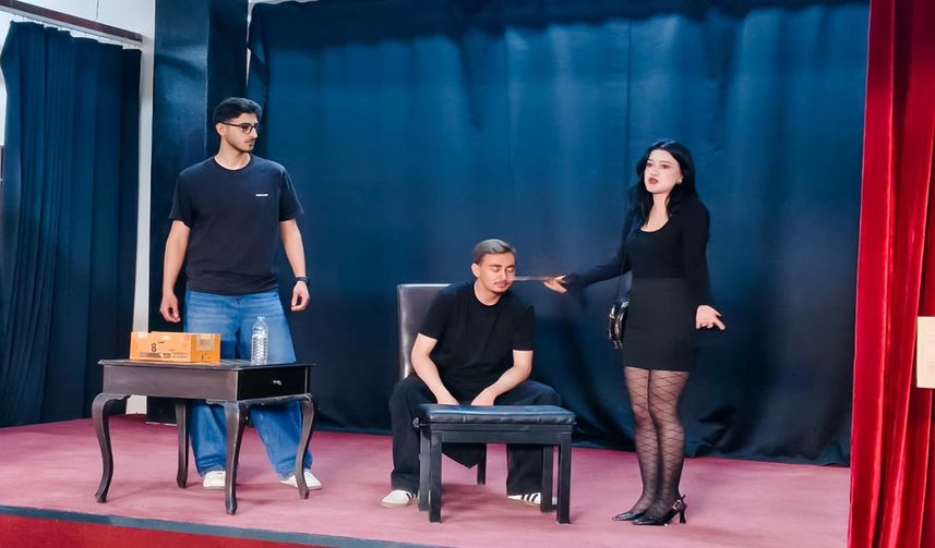 Hakkari Üniversitesi’nde "Dünya İngilizcelerini Tanıtma Tiyatrosu" Etkinliği Düzenlendi