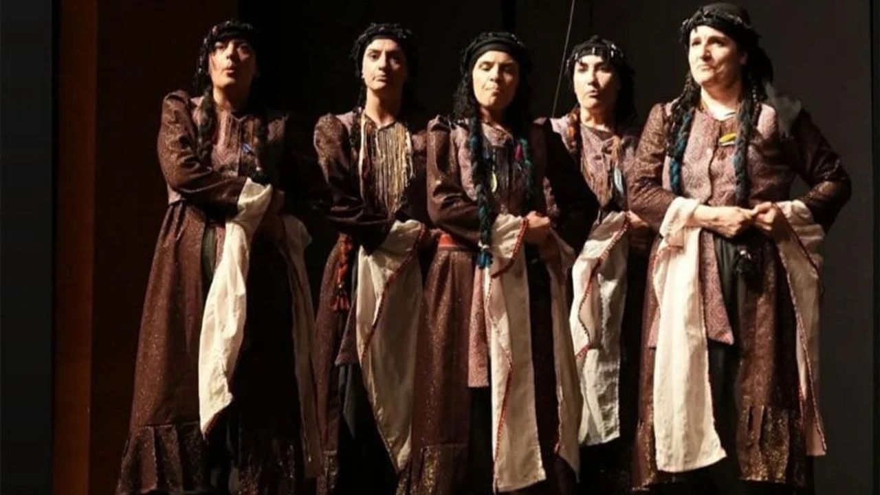 Hakkâri’de Kürtçe Tiyatro Rüzgârı: “Ji Kela Dimdimê” Sahne Alıyor