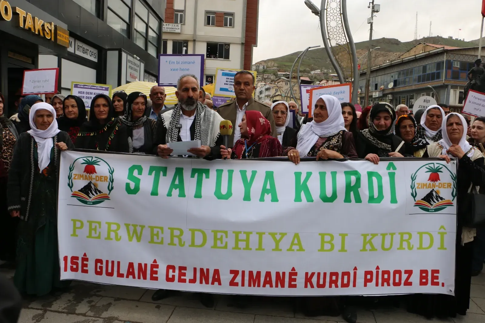 Hakkari’de Kürt Dil Bayramı Coşkusu: Renkli Görüntülerle Kutlandı