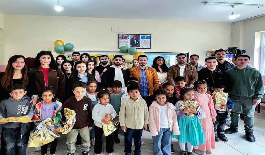 Hakkari Üniversitesi’nden Köy Okuluna Anlamlı Ziyaret: “Fırçadan Kalbe” Dokundular