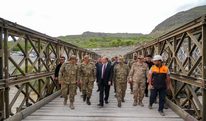 Hakkari-Van Karayolunda Kritik Mesai! Vali Taşyapan ve Ordu Komutanı Topaloğlu Askerin Kurduğu Köprüyü İnceledi
