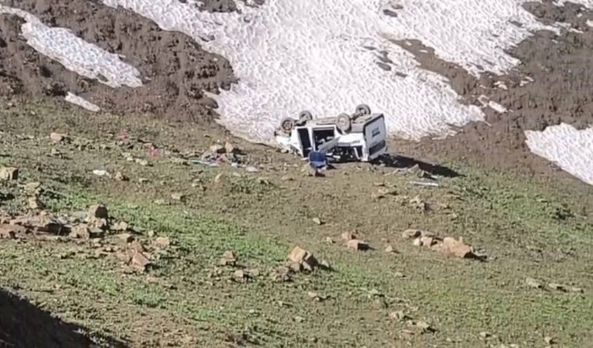 Hakkari'de Minibüs Uçuruma Yuvarlandı: 1 Ölü, 7 Yaralı