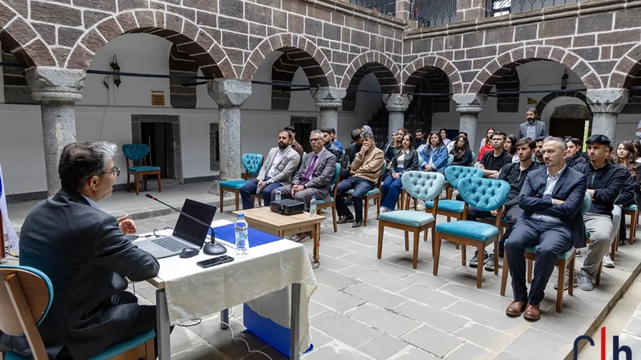 Hakkari Kent Arşivi’nde Müzeler Haftası: Medreseler ve Basın Mirası Konuşuldu